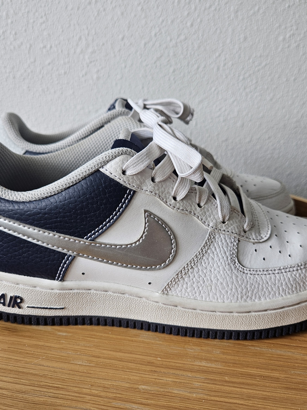 Nike Youth White Navy Sneakers with Silver Swoosh Size 5.5y